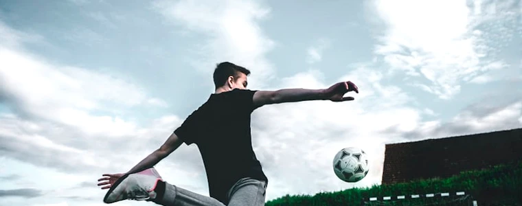 Bảng chiến thuật mô phỏng Tây Ban Nha dâng cao ép Argentina lùi sâu trong trận chung kết World Cup 2026 với các mũi tên luân chuyển bóng ra cánh phải